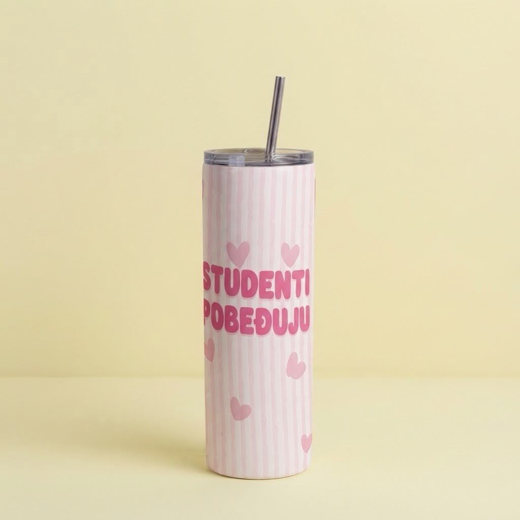 Roze prugasti tumbler sa srcima, slamčicom i natpisom Studenti pobeđuju
